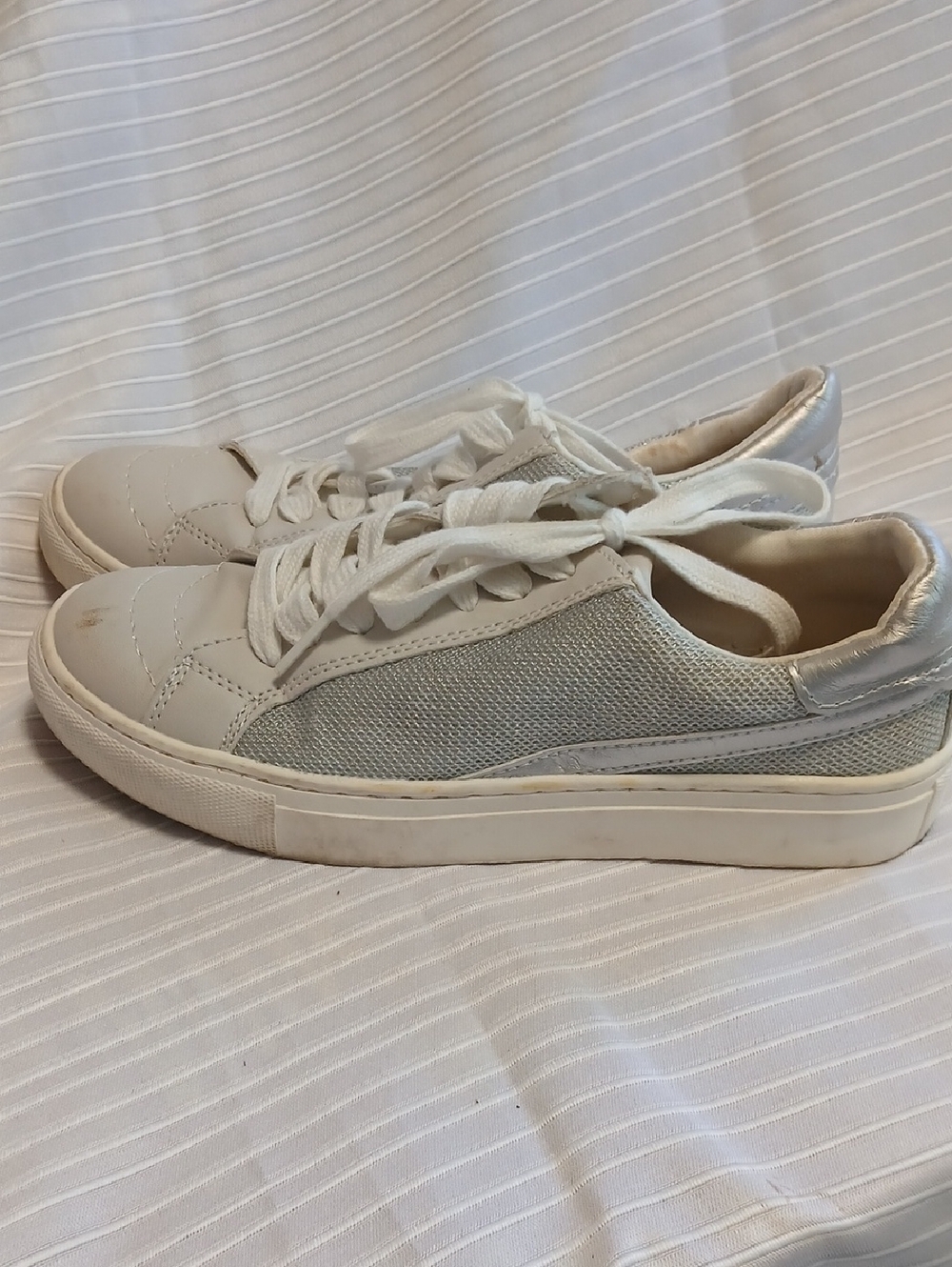Universal Thread Women's Off-White Mesh & Leather Low-Top Sneakers
